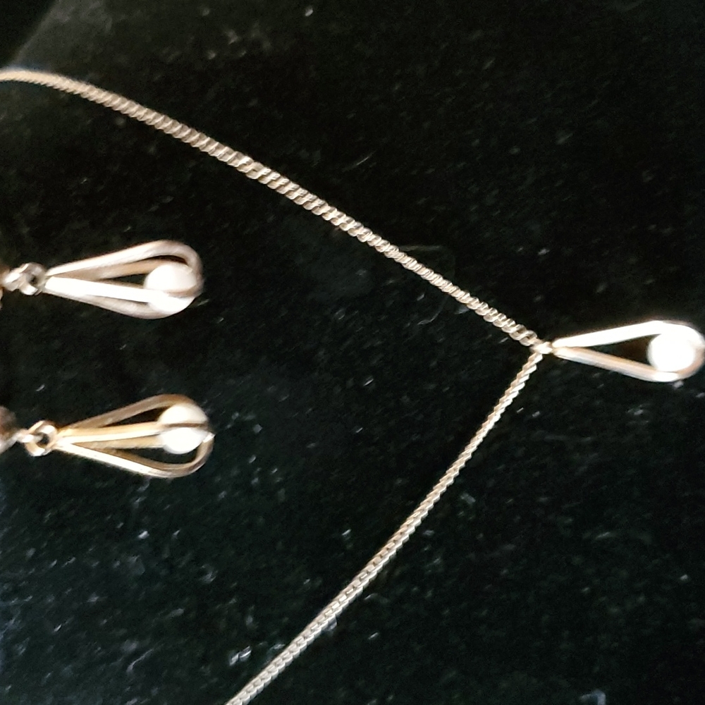 VINTAGE AVON GOLDEN TEARDROP FAUX PEARL NECKLACE &